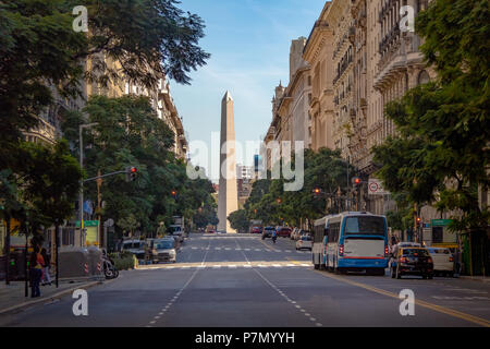 Corrientes Avenue con obelisco sullo sfondo - Buenos Aires, Argentina Foto Stock