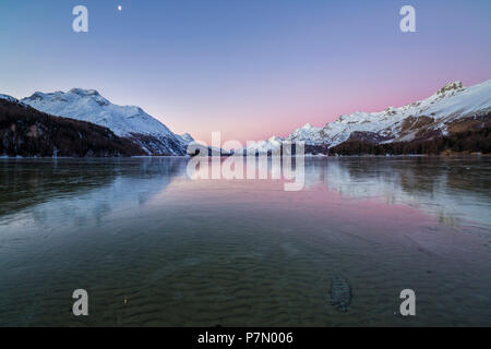 Le cime innevate sono riflessi al lago di Sils all'alba Alta Engadina Canton Grigioni Svizzera Foto Stock