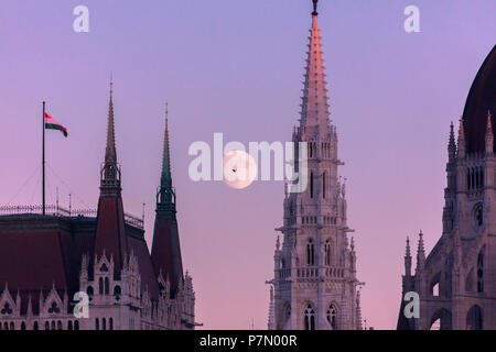 Luna piena sul Palazzo del Parlamento, Budapest, Ungheria Foto Stock