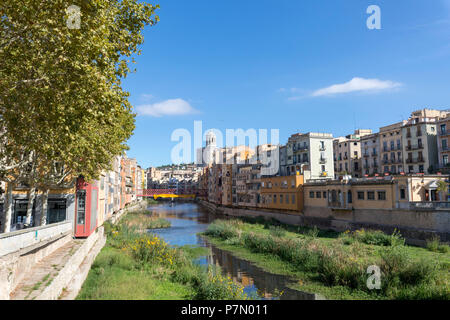 Case colorate sul fiume Onyar, Girona, Catalogna, Spagna Foto Stock