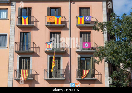 Indipendenza Catalana bandiere pendenti da balconi, Girona, Catalogna, Spagna Foto Stock