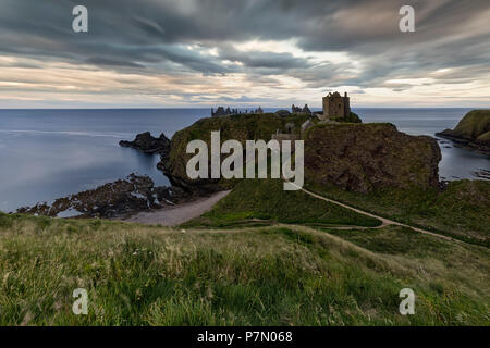 Tramonto al castello di Dunnottar, Aberdeenshire, Scozia, Europa Foto Stock