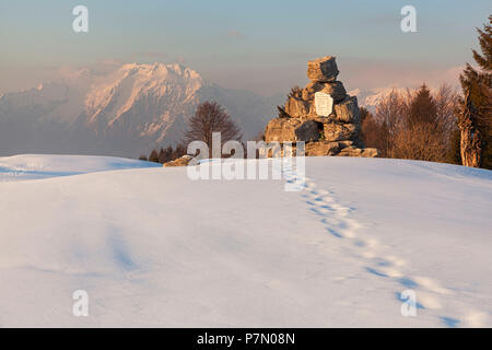 Il partigiano lapide sulla Costa Mount, Prealpi Bellunesi, Farra d'Alpago, provincia di Belluno, Veneto, Italia Foto Stock