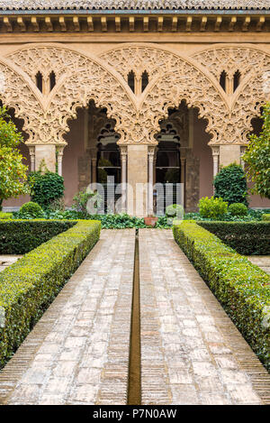 Il patio di Santa Isabel, Castillo de la Aljafería palace, Saragozza, Aragona, Spagna, Europa Foto Stock