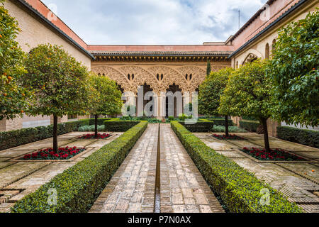 Il patio di Santa Isabel, Castillo de la Aljafería palace, Saragozza, Aragona, Spagna, Europa Foto Stock