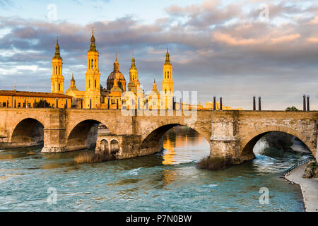 Cattedrale di Nostra Signora del pilastro e il ponte in pietra a sunrise, Saragozza, Aragona, Spagna, Europa Foto Stock