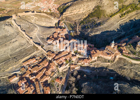 Vista aerea della città medievale di Albarracin. Albarracin, Teruel Aragona, Spagna, Europa Foto Stock
