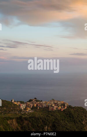 Tramonto su Corniglia Cinque Terre, comune di Vernazza, La Spezia provence, Liguria, Italia, Europa Foto Stock