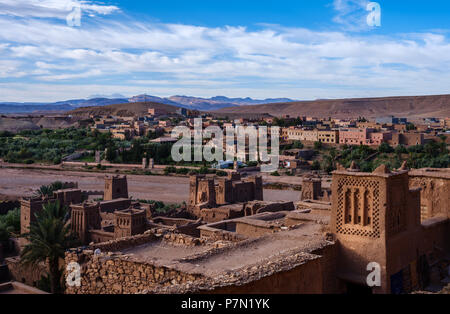 AIT Ben Haddou, Marocco - circa aprile 2017: Vista di Ait Ben Haddou, dal Ksar. Foto Stock