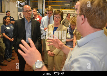 KITTERY Maine -- 5/27/15 -- STATI UNITI Segretario di lavoro, Thomas Perez e U.S. Il senatore Susan Collins (R-Maine) ascoltare il Cantiere Navale di Portsmouth (PN) dipendente Brent Maxwell descrivendo la sua parte del programma per apprendisti a PN in Kittery mercoledì. La delegazione ha visitato Bath Iron Works in bagno e il Cantiere Navale di Portsmouth in Kittery a promuovere i partenariati tra privato e pubblico il supporto di apprendistato nel settore marittimo. Foto Stock