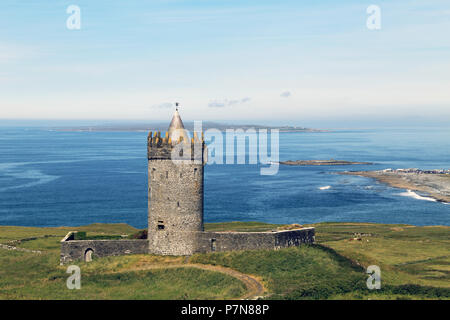 Doonagore Castle, nella contea di Clare, Irlanda Foto Stock