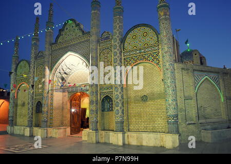 La bella architettura della vecchia Shia santuario islamico e moschea con tipici del Medio Oriente e architettura persiana al tramonto a Qazvin, Iran Foto Stock