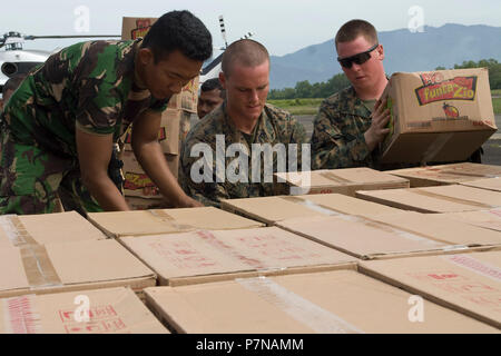 31 Marine Expeditionary Unit fornisce aiuti per il terremoto in Indonesia sollievo . Marines assegnato a combattere il battaglione della logistica 31 del trentunesimo Marine Expeditionary Unit e indonesiano personale dell'Air Force scarico di un pallet di prodotti alimentari destinati ad aree remote del West Sumatra, Indonesia dopo i terremoti e le frane hanno colpito la regione. La Forza anfibia U.S. 7 flotta è il coordinamento di assistenza militare alle vittime del recente terremoto a Sumatra ovest su richiesta del governo indonesiano. Foto Stock