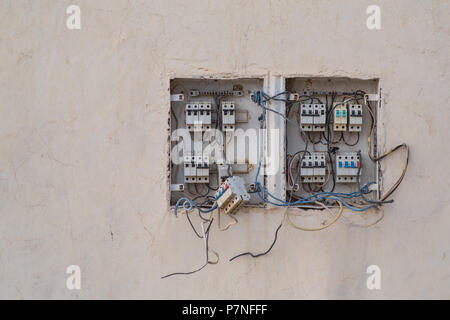 La rottura di una scatola elettrica Foto Stock