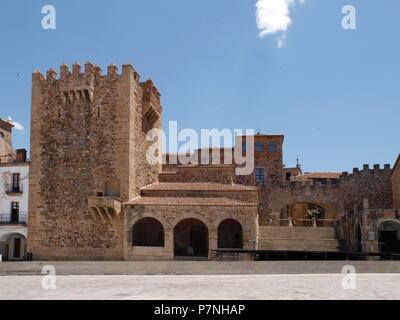 PLAZA MAYOR: Torre del Bujaco (S. XII) Y ERMITA DE LA PAZ (S. XVI-XVIII). Foto Stock