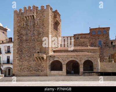 PLAZA MAYOR: Torre del Bujaco (S. XII) Y ERMITA DE LA PAZ (S. XVI-XVIII). Foto Stock