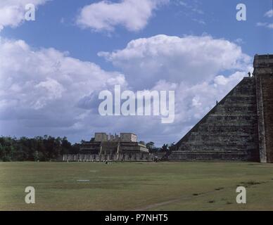 Il TEMPLO DE LOS GUERREROS VISTO DESDE LA PIRAMIDE DE KUKULCAN. Posizione: Tempio dei Guerrieri, CHICHEN ITZA. Foto Stock