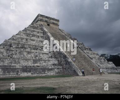 TEMPLO DE KUKULCAN O PIRAMIDE DE KUKULCAN CONOCIDO TAMBIEN por el nombre DEL CASTILLO - SIGLO XII. Posizione: PIRÁMIDE KUKULKAN, CHICHEN ITZA. Foto Stock