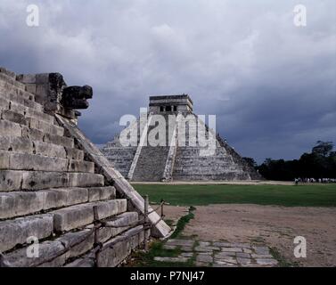 TEMPLO DE KUKULCAN O PIRAMIDE DE KUKULCAN CONOCIDO TAMBIEN por el nombre DEL CASTILLO CON LA PLATAFORMA DE VENERE A LA IZQUIERDA. Posizione: PIRÁMIDE KUKULKAN, CHICHEN ITZA. Foto Stock