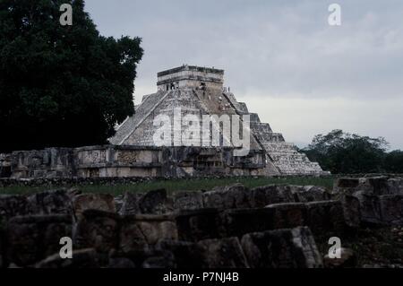 TEMPLO DE KUKULCAN O PIRAMIDE DE KUKULCAN CONOCIDO TAMBIEN por el nombre DEL CASTILLO JUNTO AL MURO O EMPALIZADA DE LAS CALAVERAS TZOMPANTLI O. Posizione: PIRÁMIDE KUKULKAN, CHICHEN ITZA. Foto Stock