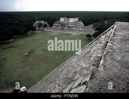 Il TEMPLO DE LOS GUERREROS VISTO DESDE LA PIRAMIDE DE KUKULCAN. Posizione: Tempio dei Guerrieri, CHICHEN ITZA. Foto Stock