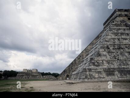 Il TEMPLO DE LOS GUERREROS JUNTO A LA PIRAMIDE DE KUKULCAN. Posizione: Tempio dei Guerrieri, CHICHEN ITZA. Foto Stock