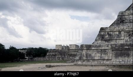 Il TEMPLO DE LOS GUERREROS JUNTO A LA PIRAMIDE DE KUKULCAN. Posizione: Tempio dei Guerrieri, CHICHEN ITZA. Foto Stock