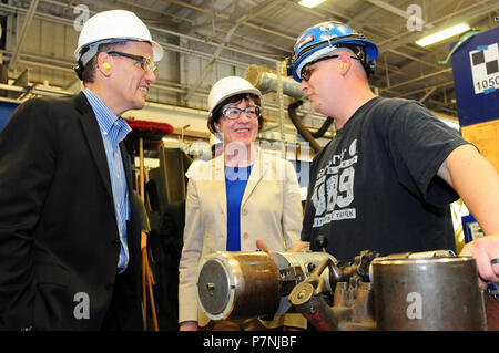 Bagno, Maine -- 5/27/15 -- STATI UNITI Segretario di lavoro, Thomas Perez e U.S. Il senatore Susan Collins (R-Maine) parlare con Derek Farrington di Brunswick, Maine, un apprendista presso i traffici Learning Center a Bath Iron Works. Farrington è imparare un processo chiamato "Fine Prep." La delegazione ha visitato il bagno e il Cantiere Navale di Portsmouth in Kittery Mercoledì a promuovere i partenariati tra privato e pubblico sui posti di tirocinio nell'industria marittima. Foto Stock