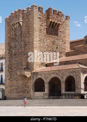 PLAZA MAYOR: Torre del Bujaco (S. XII) Y ERMITA DE LA PAZ (S. XVI-XVIII). Foto Stock