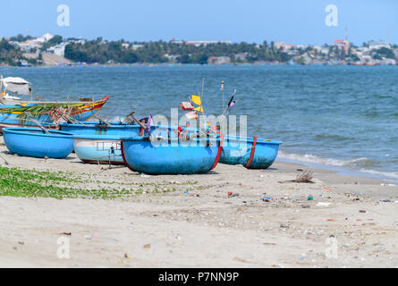 Barche di pescatori locali sulla spiaggia di marina a Phat Thiet, Mui Ne, Vietnam Foto Stock