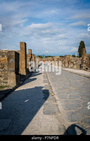 Pompei, sito archeologico vicino a Napoli, Via dell'Abbondanza, la strada principale, Italia Foto Stock