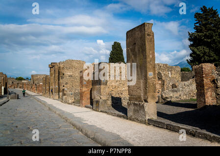 Pompei, sito archeologico vicino a Napoli, Via dell'Abbondanza, la strada principale, Italia Foto Stock