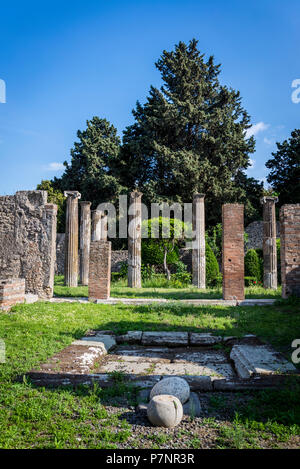 Pompei, sito archeologico vicino a Napoli, Pompei, sito archeologico vicino a Napoli, una delle case lungo la Via dell'Abbondanza, la strada principale, l'Italia, Foto Stock