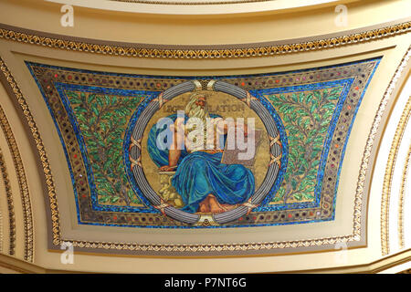 Inglese: mosaico nel Wisconsin State Capitol, Madison, Wisconsin, Stati Uniti d'America. Progettato da Kenyon Cox (1856 - 1919). Questo mosaico è in quanto l'artista morì più di 70 anni fa. 24 Luglio 2013 10:25:01 243 legislazione - Wisconsin State Capitol - DSC03113 Foto Stock