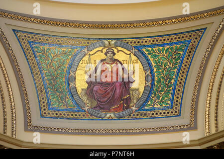 Inglese: mosaico nel Wisconsin State Capitol, Madison, Wisconsin, Stati Uniti d'America. Progettato da Kenyon Cox (1856 - 1919). Questo mosaico è in quanto l'artista morì più di 70 anni fa. 24 Luglio 2013 10:25:52 225 giustizia - Wisconsin State Capitol - DSC03118 Foto Stock