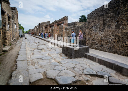 Pompei, sito archeologico vicino a Napoli, Via dell'Abbondanza, la strada principale, Italia Foto Stock