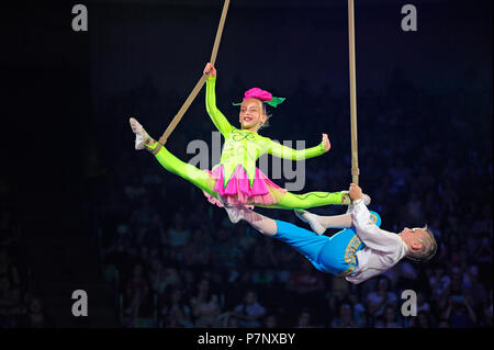 Bambini-aerialists eseguendo sotto la cupola del circo. Giugno 10, 2018. A Kiev, Ucraina Foto Stock