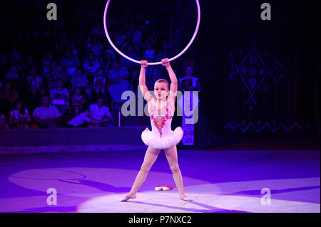 Baby girl trapezista eseguendo sotto la cupola del circo. Giugno 10, 2018. A Kiev, Ucraina Foto Stock