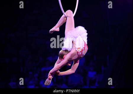 Baby girl trapezista eseguendo sotto la cupola del circo. Giugno 10, 2018. A Kiev, Ucraina Foto Stock