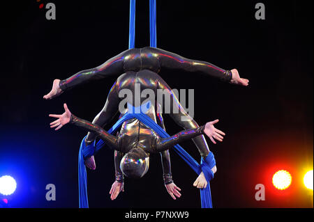 Bambini-aerialists eseguendo sotto la cupola del circo. Giugno 10, 2018. A Kiev, Ucraina Foto Stock