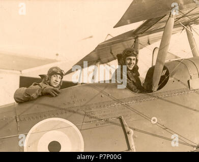 Inglese: Immagine di Martin Joseph Sheehan (r), nato a Tralee, Irlanda 12 aprile 1896, era un sottotenente con la Royal Air Force, il secondo dei tre figli di capitano D: D. Sheehan MP per Mid-Cork, Irlanda, che ha servito con lui sul fronte occidentale nella guerra mondiale I. quando su di una missione di osservazione con il n. 13 Squadron RAF su Cambrai, Francia, in una R.E.8 D4898 ricognizione biplano, è stato ucciso il 1° ottobre 1918, insieme con il suo pilota: William George McCaig (sinistra), secondo tenente Royal Air Force, nato 1896 in Kirkcaldy, Scozia. Essi sono sepolti nelle vicinanze della Commonwealth War Graves C Foto Stock