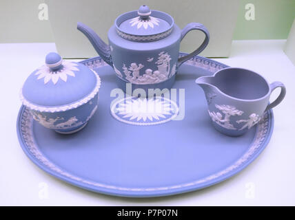 Inglese: presentano al Brooklyn Museum - Brooklyn, New York, Stati Uniti d'America. Questa illustrazione è in quanto l'artista morì più di 70 anni fa. La fotografia è stata ammessa nel museo senza restrizione. Il 30 ottobre 2013, 13:19:48 364 Set per il tè sul vassoio - Wedgwood, c. 1785 - Brooklyn Museum - DSC09042 Foto Stock
