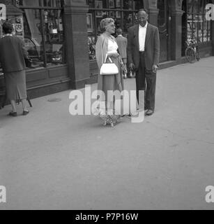 Una donna conduce il suo gatto al guinzaglio, ca. 1950, Freiburg, Germania Foto Stock