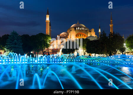 Il sultano Ahmad Maydan fontana illuminata con il Museo Hagia Sophia in background al crepuscolo, Istanbul, Turchia Foto Stock