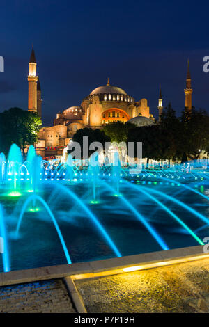 Il sultano Ahmad Maydan fontana illuminata con il Museo Hagia Sophia in background al crepuscolo, Istanbul, Turchia Foto Stock