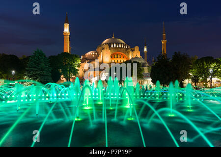 Il sultano Ahmad Maydan fontana illuminata con il Museo Hagia Sophia in background al crepuscolo, Istanbul, Turchia Foto Stock