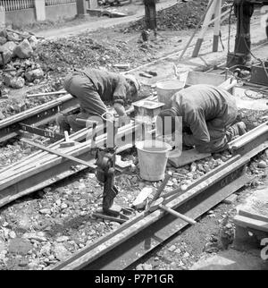 Lavoratori edili che stabilisce le vie, intorno al 1950, Freiburg, Germania Foto Stock