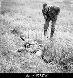 Attacco contro l'Unione Sovietica, Operazione Barbarossa, soldato tedesco si piega il cadavere di un morto soldato russo, 1941 Foto Stock