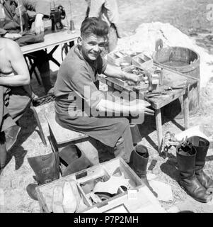 Appross. 1939,1941, formazione Wehrmacht, calzolaio al lavoro, Ulm, Germania Foto Stock