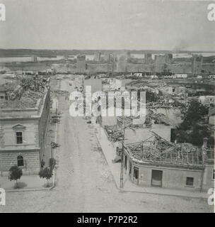 Српски / Srpski: Fotografije Smedereva neposredno pre ho nakon katastrofalne eksplozije juna 1941. u kojoj je poginulo više hiljada ljudi u jednom danu - Snimak koji prikazuje razmeru štete. Načinjen sutradan po katastrofi, na njemu se uočava dim koji se još datec vije iz dvorista tvrdjave. 1941 143 Eksplozija u Smederevu 1941 10 Foto Stock
